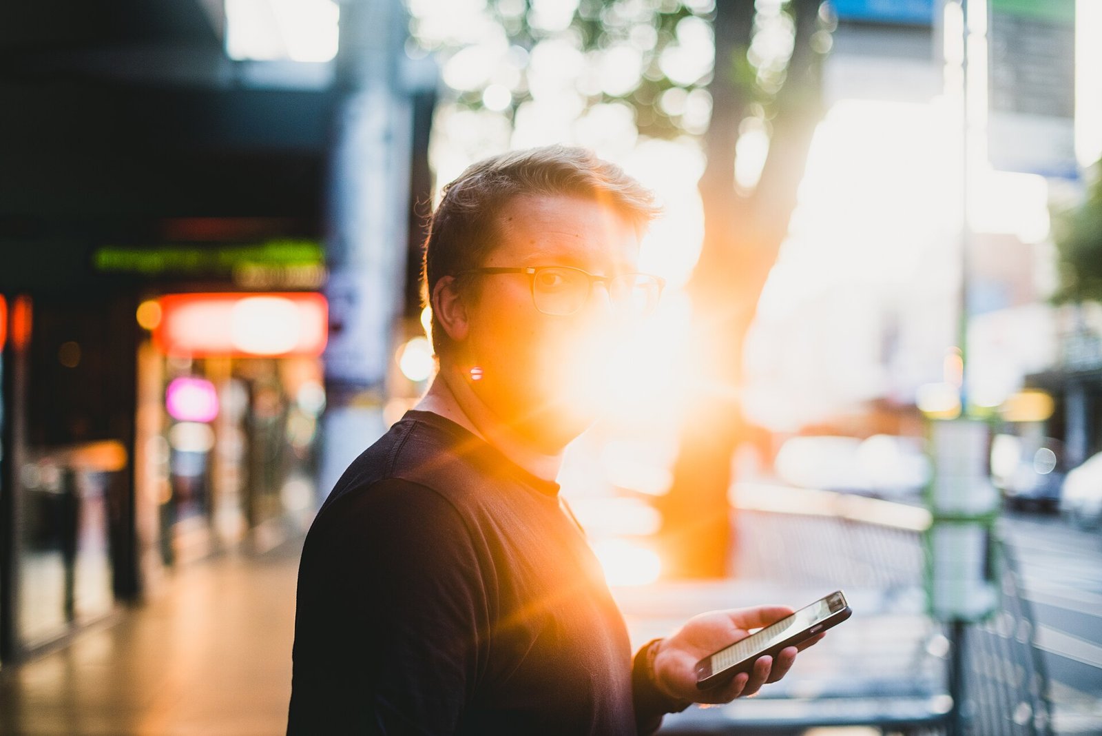 Estudiante caminando por una calle de Melbourne al atardecer