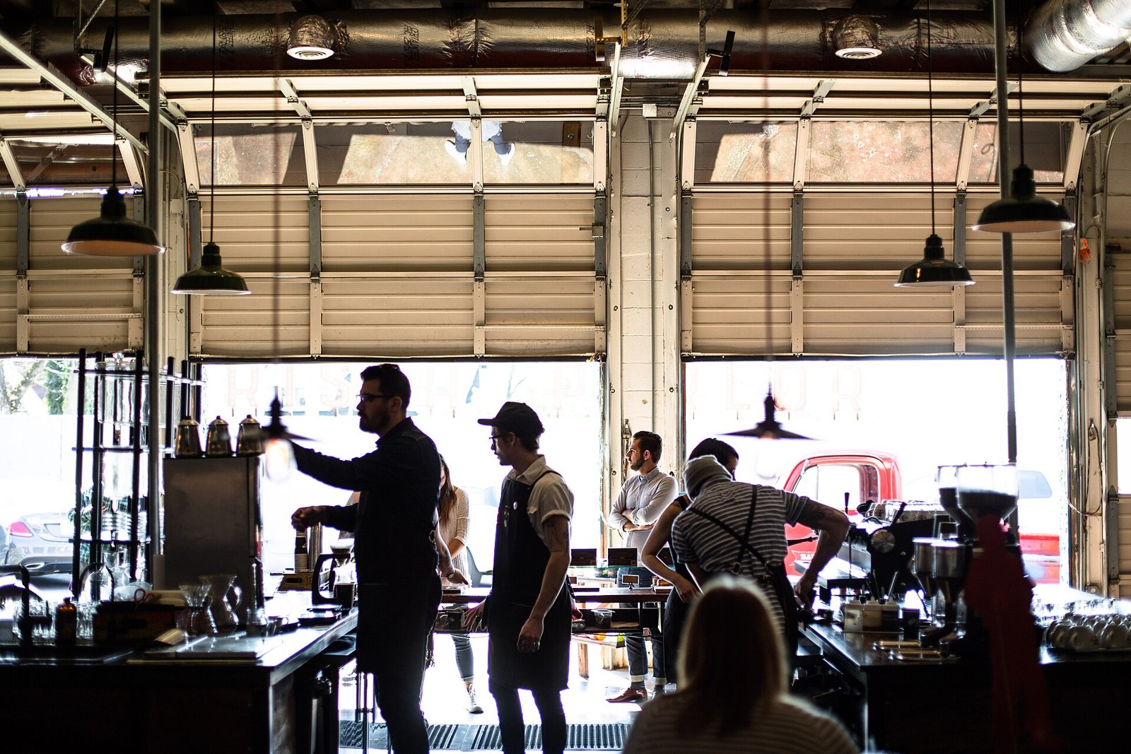 Baristas trabajando en una cafetería