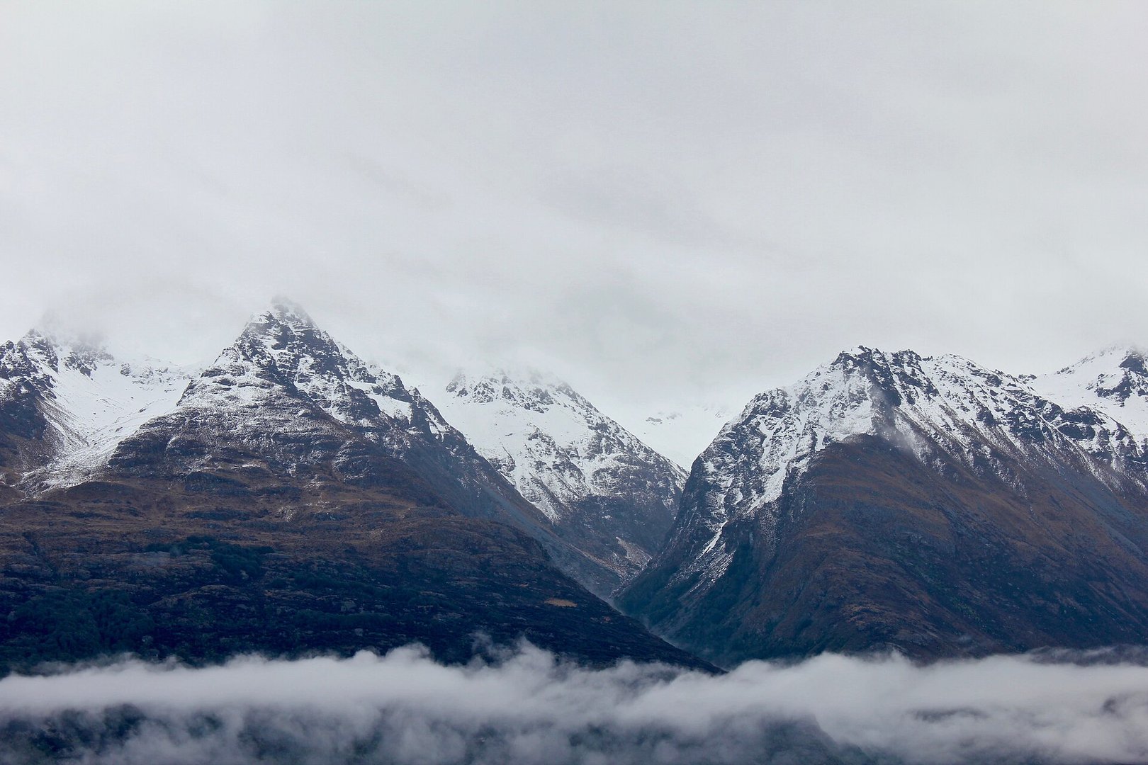 Montañas nevadas sobre el lago en Queenstown, Nueva Zelanda