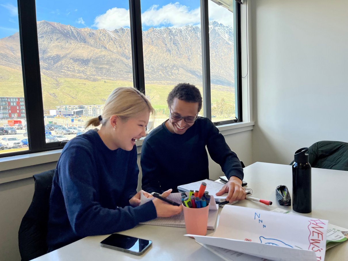 Clase en LSNZ Queenstown, con vista a las montañas